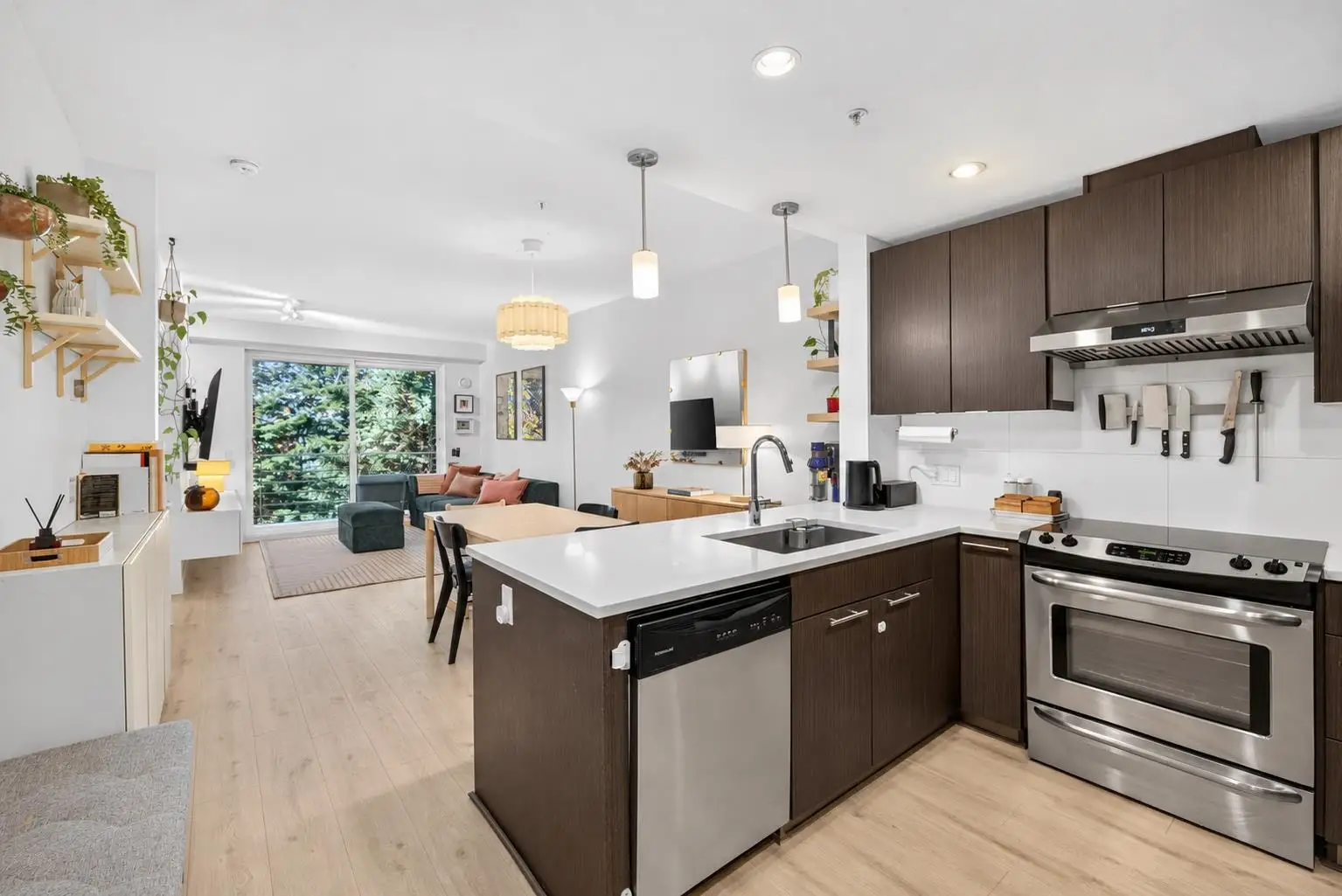 402 733 W 3RD STREET, North Vancouver BC V7M 0C8