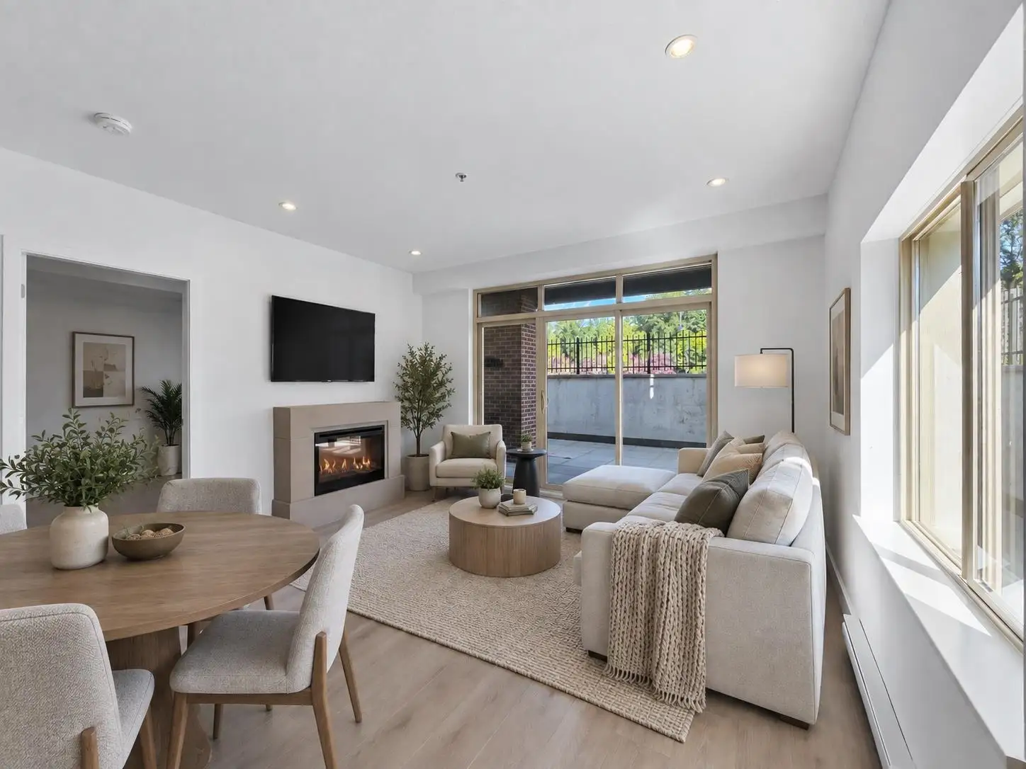 204 1273 MARINE DRIVE, North Vancouver BC V7P 1T3