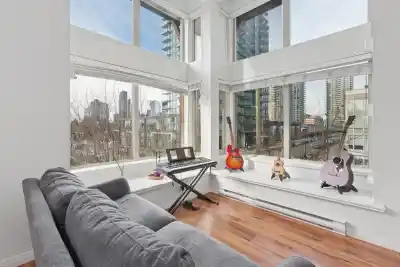 301 5000 IMPERIAL STREET, Burnaby BC V5J 1C8