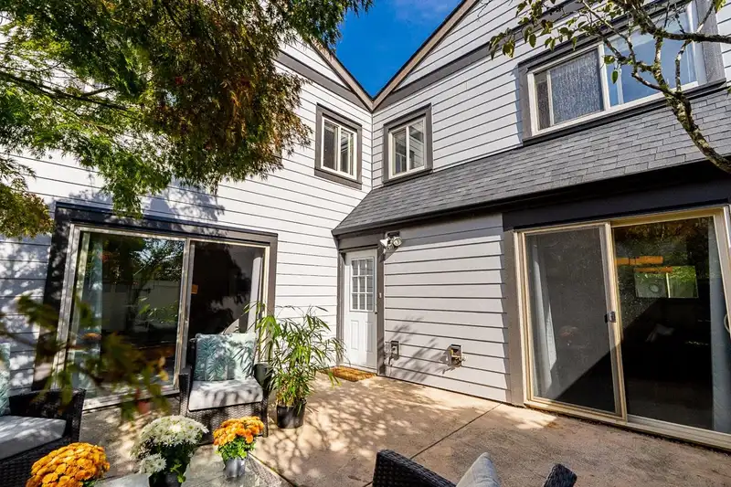 157 5421 10 AVENUE, Delta