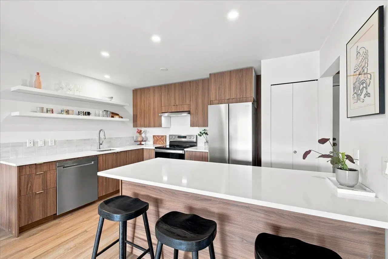 207 236 W 2ND STREET, North Vancouver BC V7M 1C6