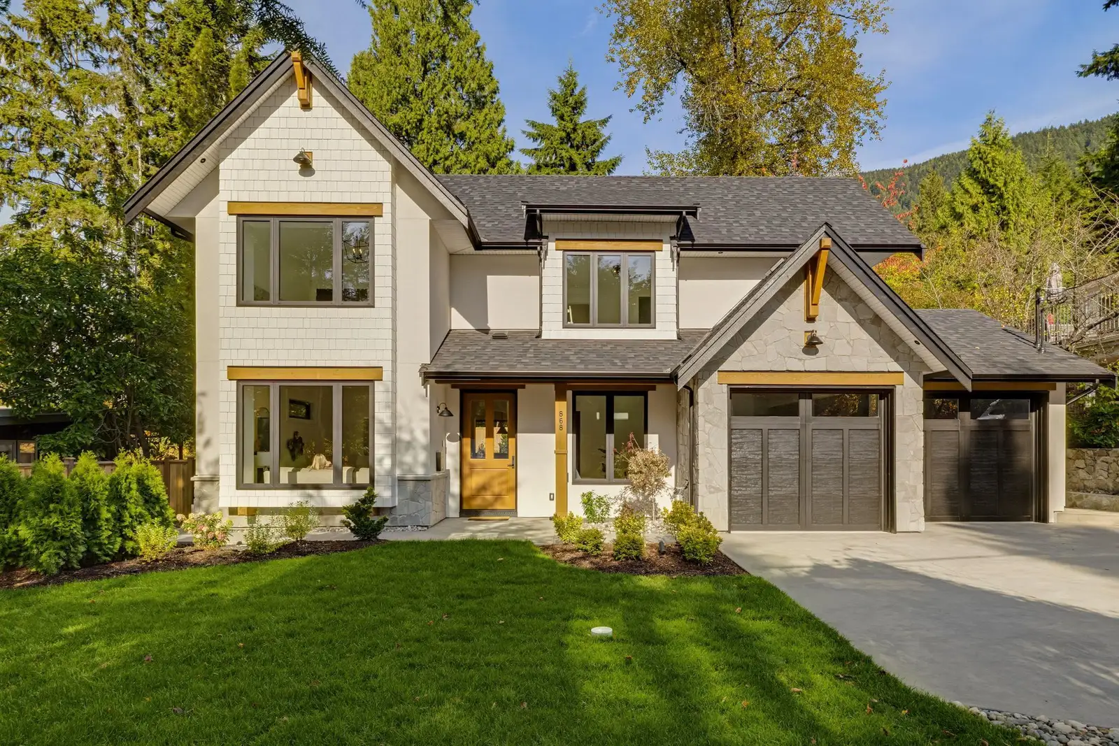 868 CANYON BOULEVARD, North Vancouver BC V7R 2J6