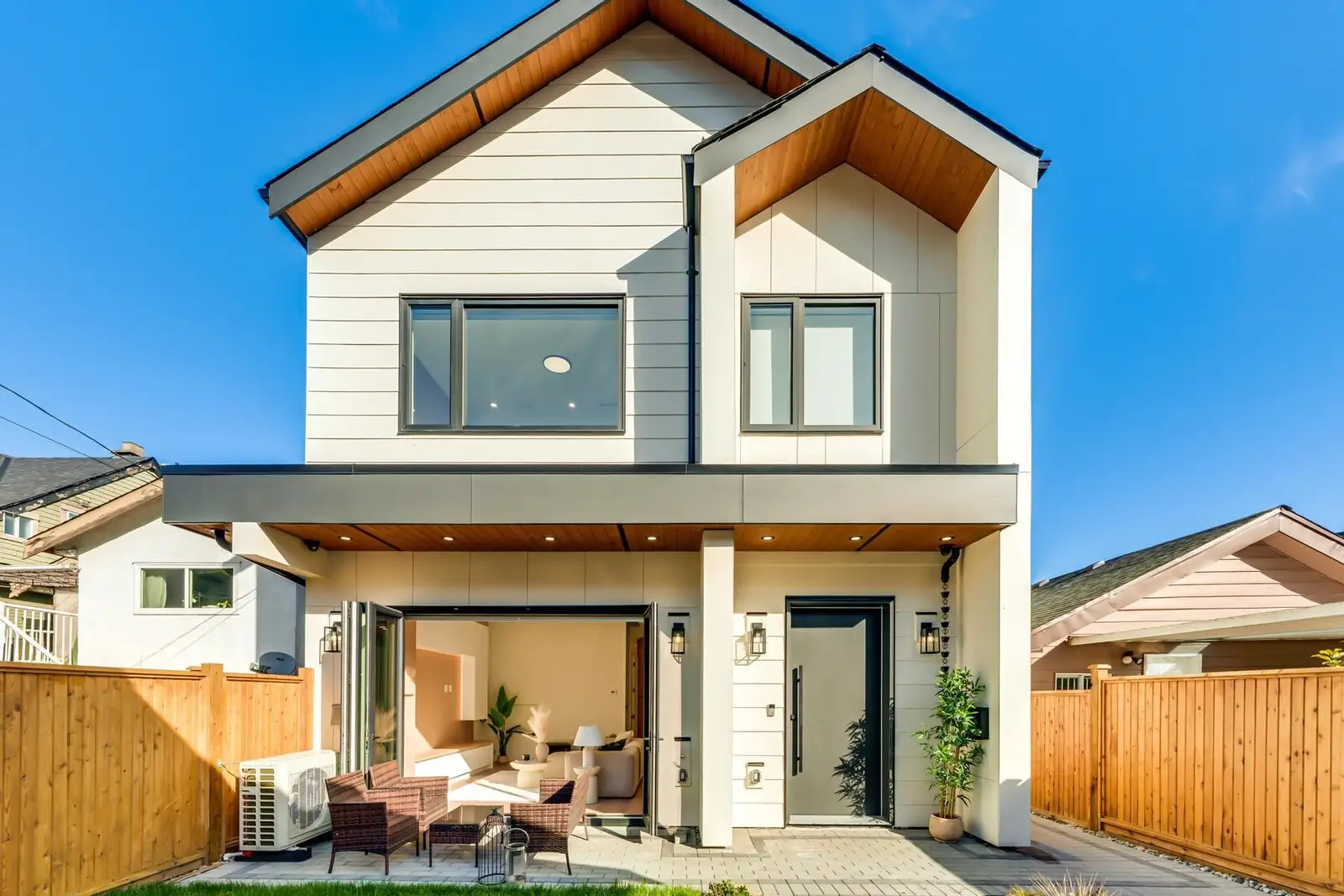2 2686 MCGILL STREET, Vancouver BC V5K 1H3