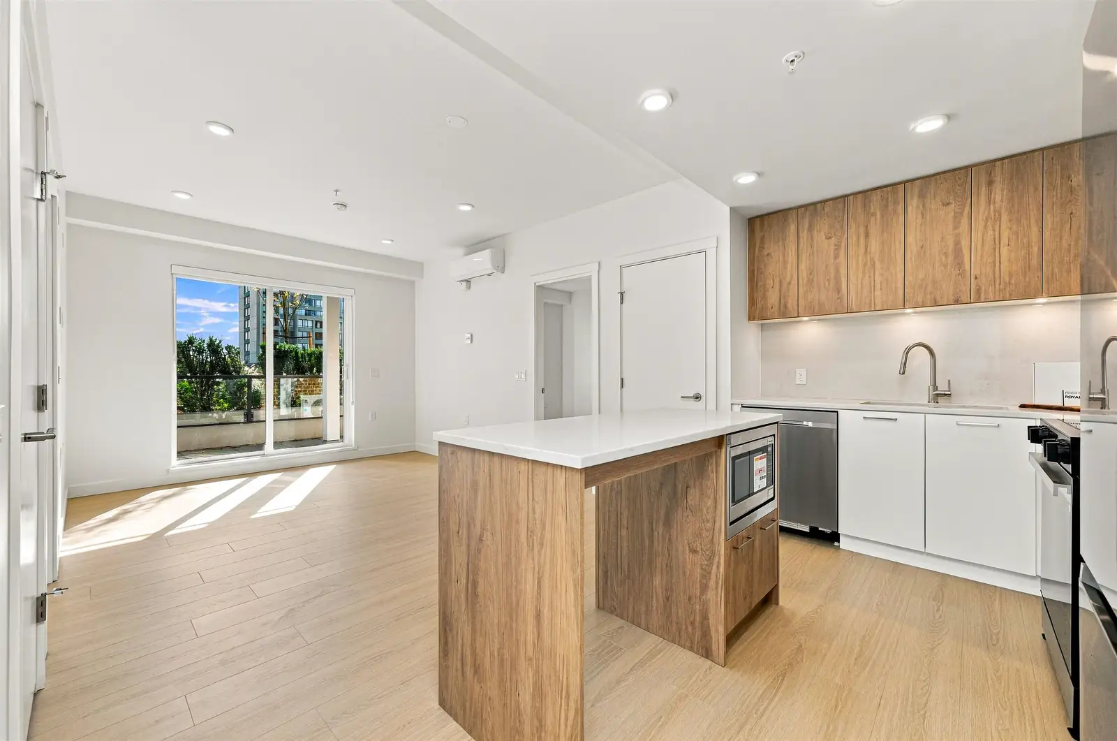 127 82 FIRST STREET, New Westminster BC V3L 0L8