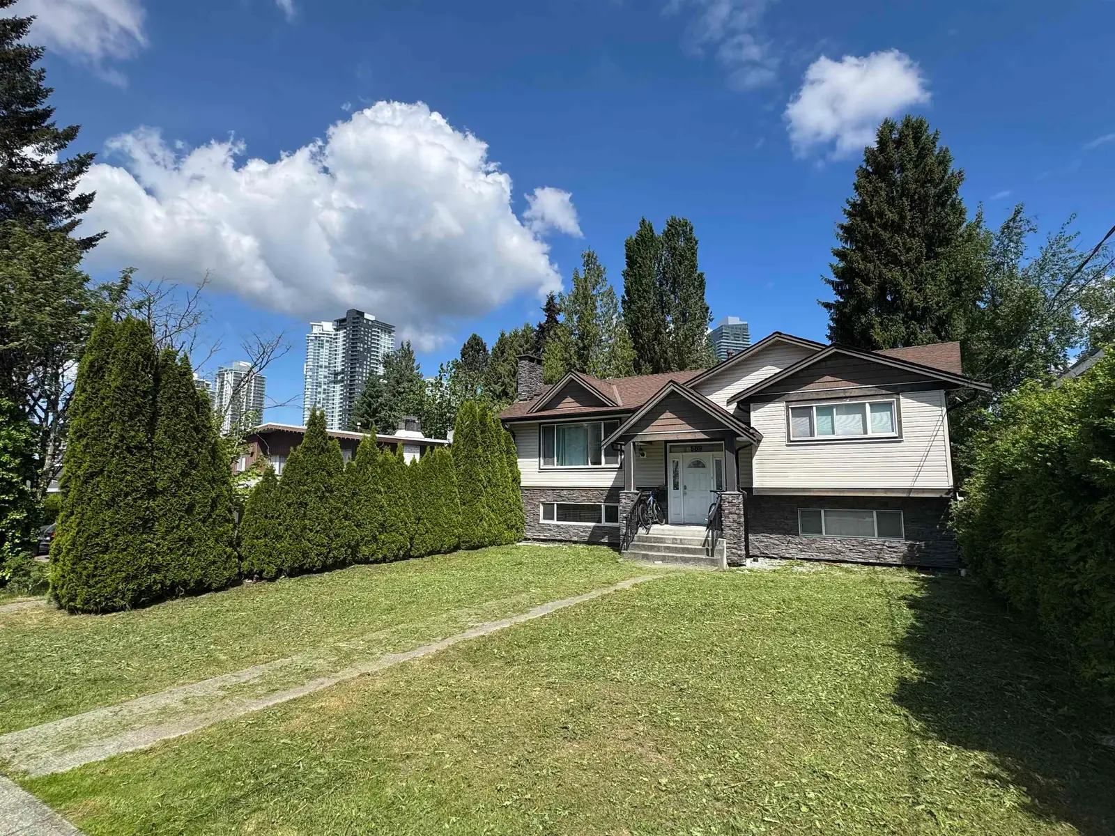 589 FOSTER AVENUE, Coquitlam BC V3J 2L6