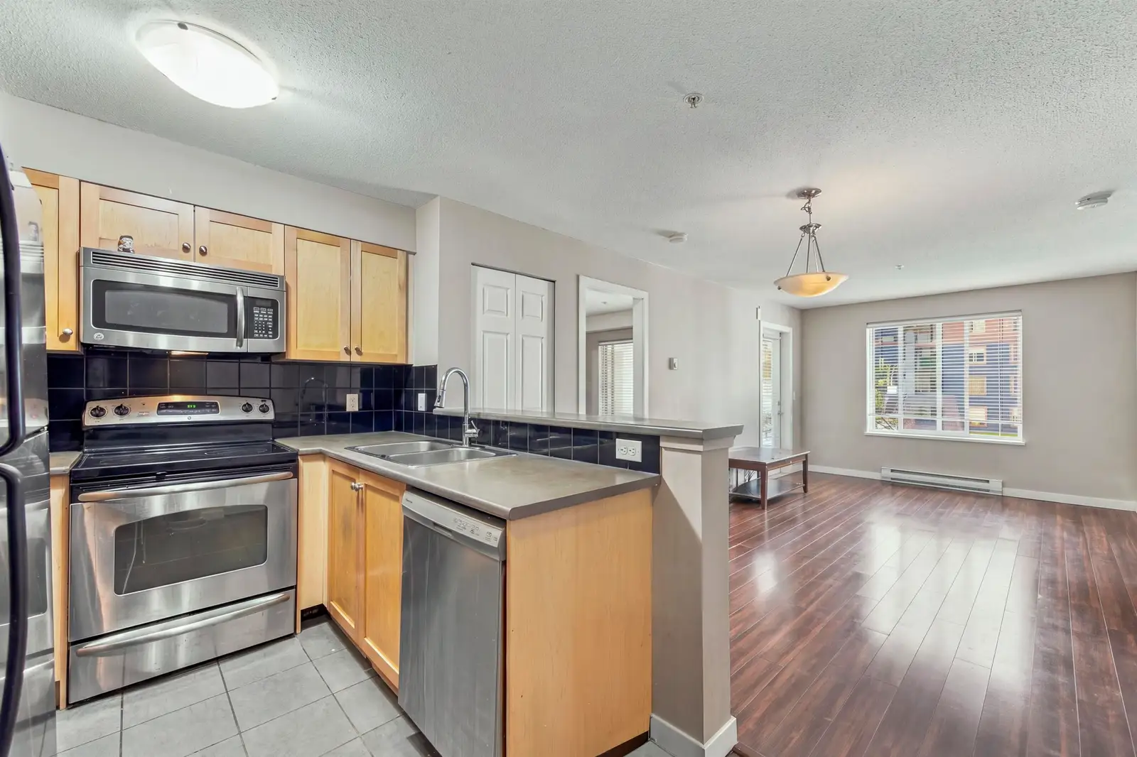 3318 240 SHERBROOKE STREET, New Westminster BC V3L 3M2