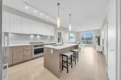 303 625 E 3RD STREET, North Vancouver BC V7L 0G3
