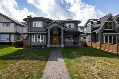 449 E 16TH STREET, North Vancouver BC V7L 2T4