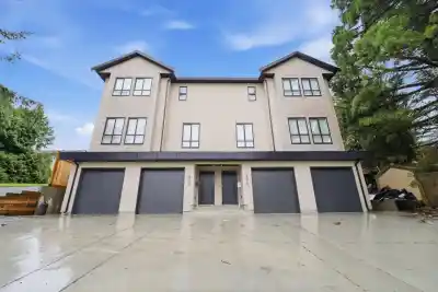 4 6070 ELGIN AVENUE, Burnaby BC V5H 3S4