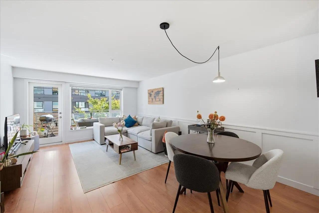 102 221 E 3RD STREET, North Vancouver BC V7L 0C1