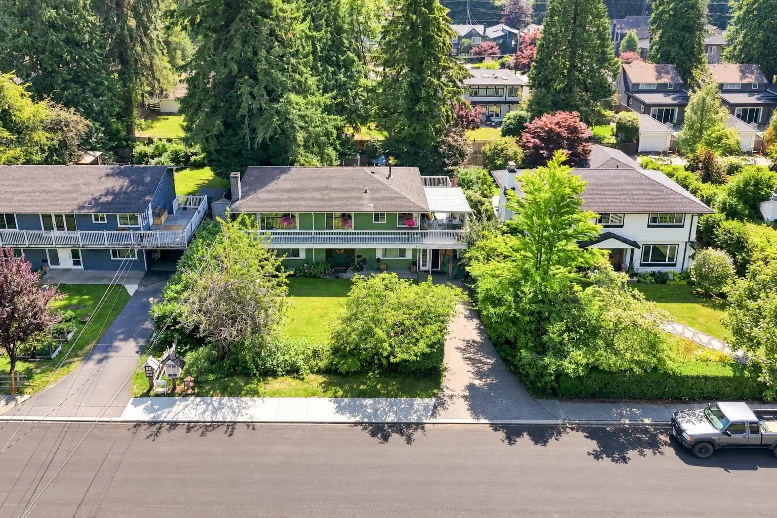 1033 CLEMENTS AVENUE, North Vancouver BC V7R 2L3