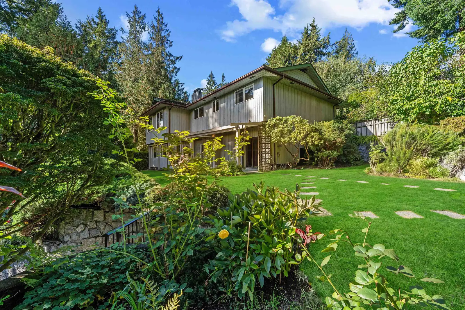 6250 SUMMIT AVENUE, West Vancouver BC V7W 1Y2