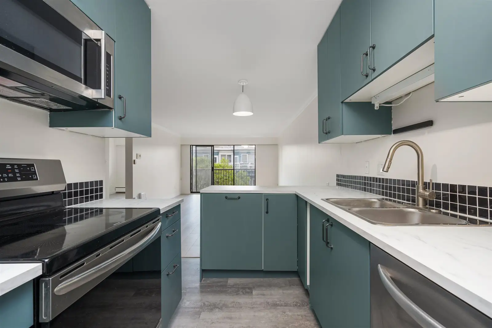 204 127 E 4TH STREET, North Vancouver BC V7L 1H7
