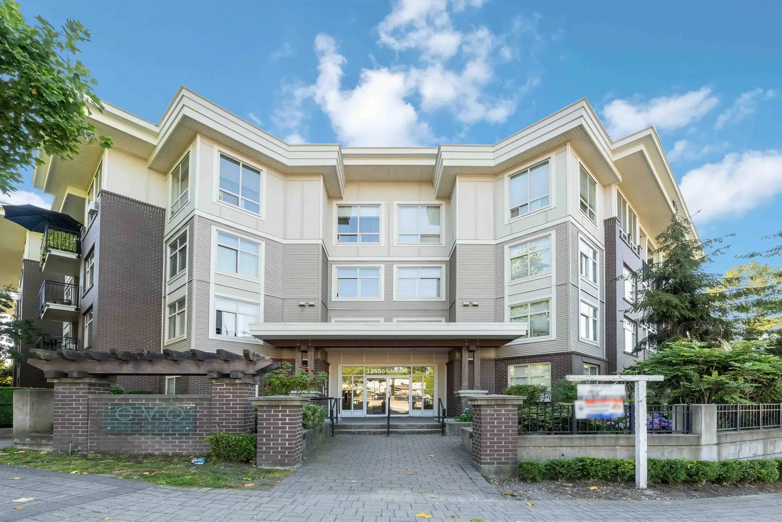 215 13555 GATEWAY DRIVE, Surrey BC V3T 0B5