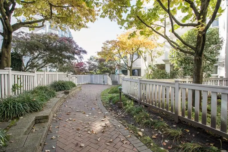 206 137 E 1ST STREET, North Vancouver BC V7L 1B2