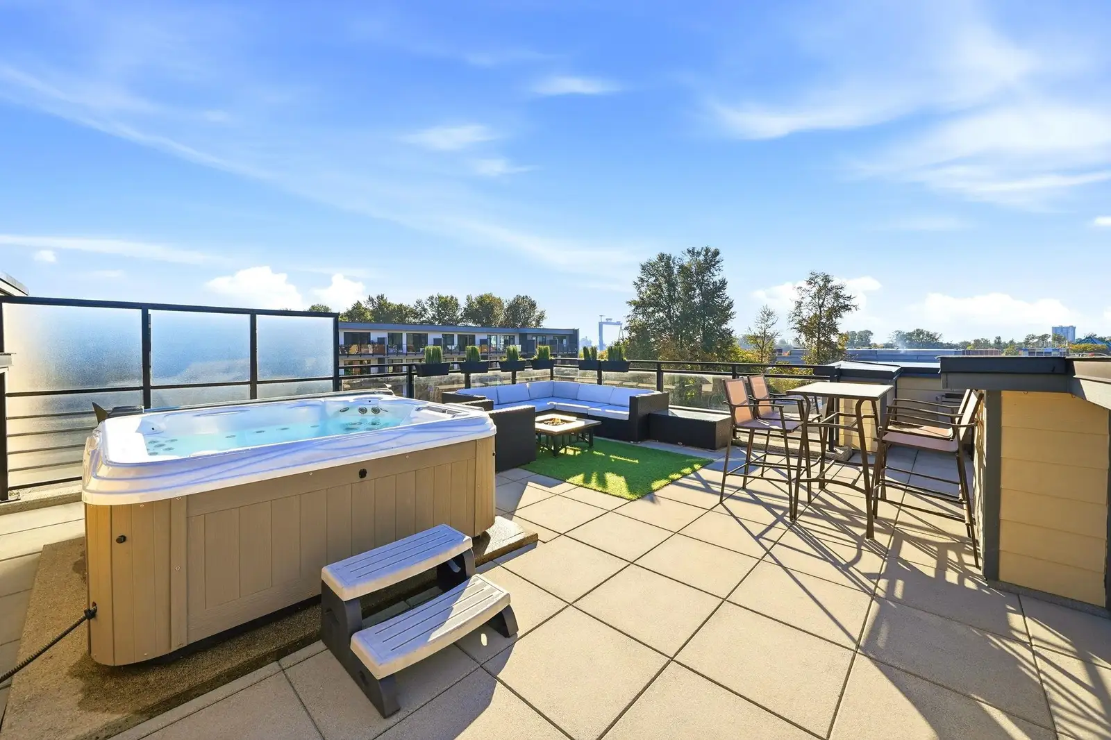 409 733 W 14TH STREET, North Vancouver BC V7M 0C6