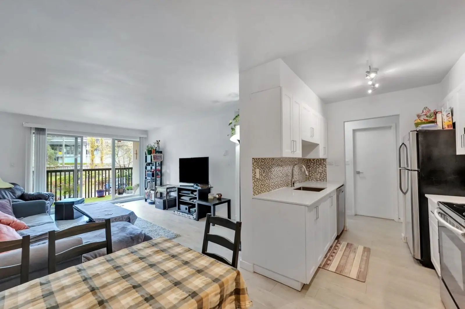 304 9847 MANCHESTER DRIVE, Burnaby BC V3N 4P4