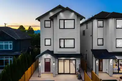 4 6682 NAPIER STREET, Burnaby BC V5B 2C3