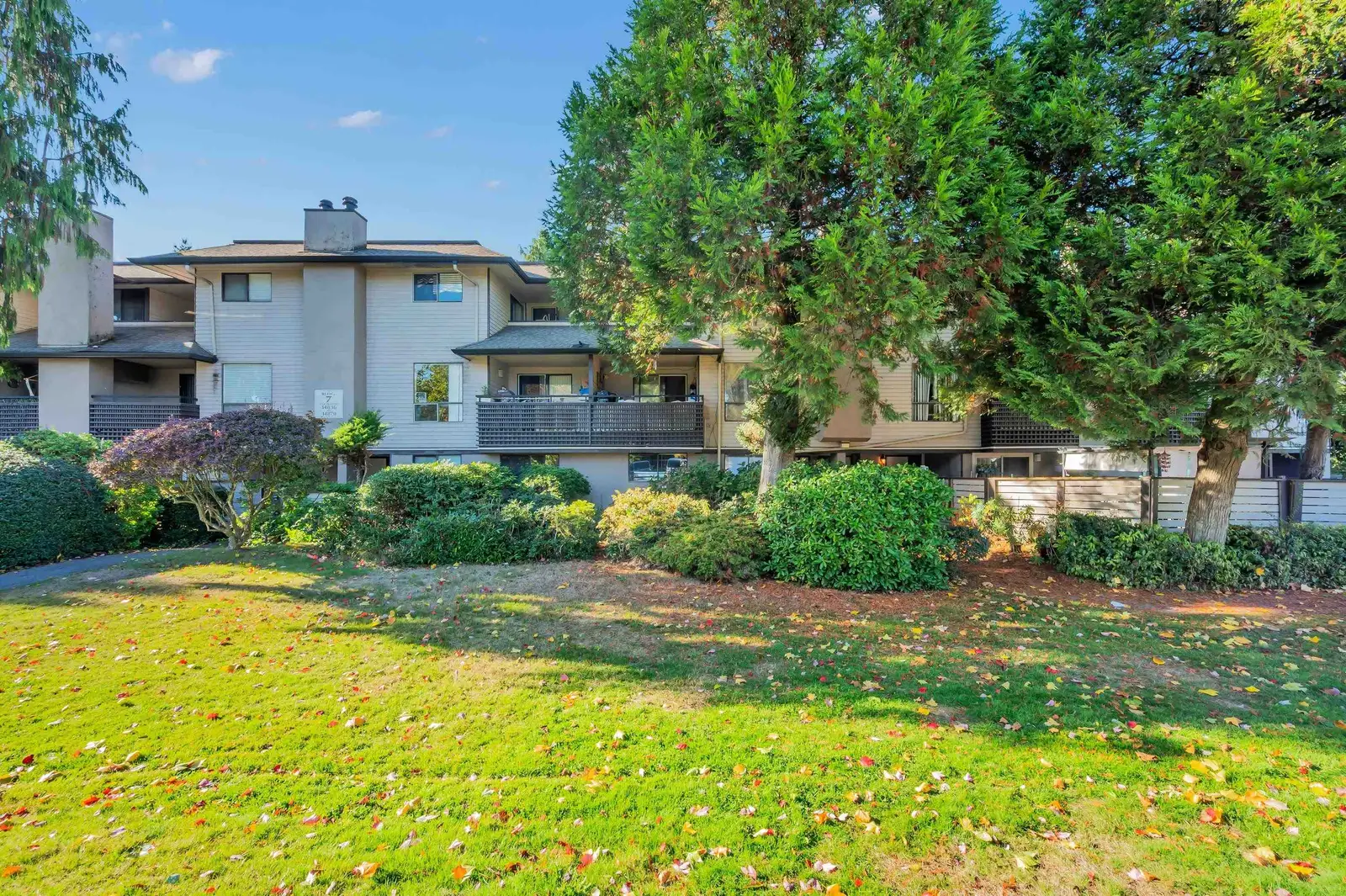 14846 HOLLY PARK LANE, Surrey BC V3R 6Y2