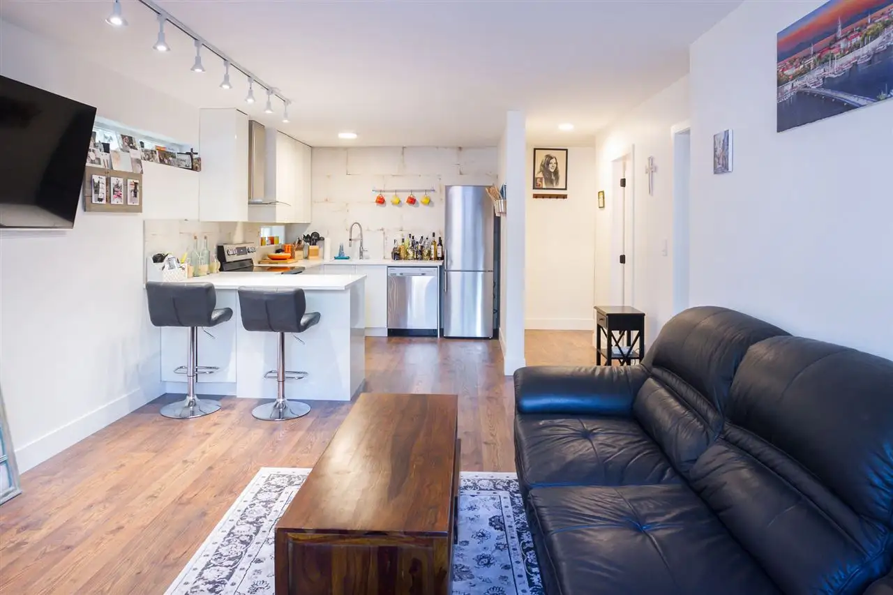 2 3250 W 4TH AVENUE, Vancouver BC V6K 1R9