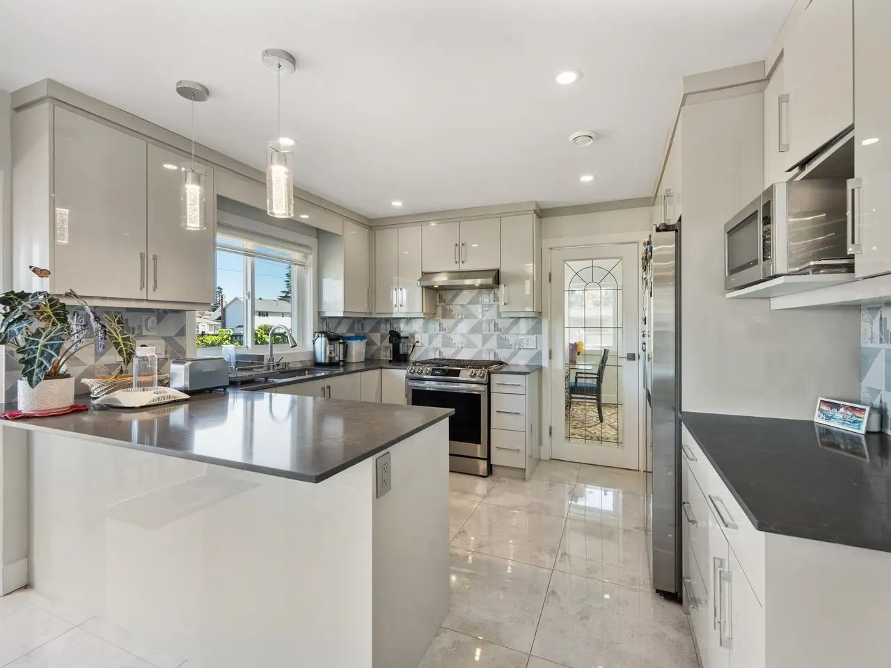 15271 95 AVENUE, Surrey BC V3R 9C5