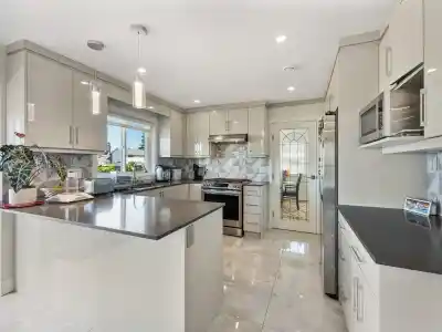 15271 95 AVENUE, Surrey BC V3R 9C5