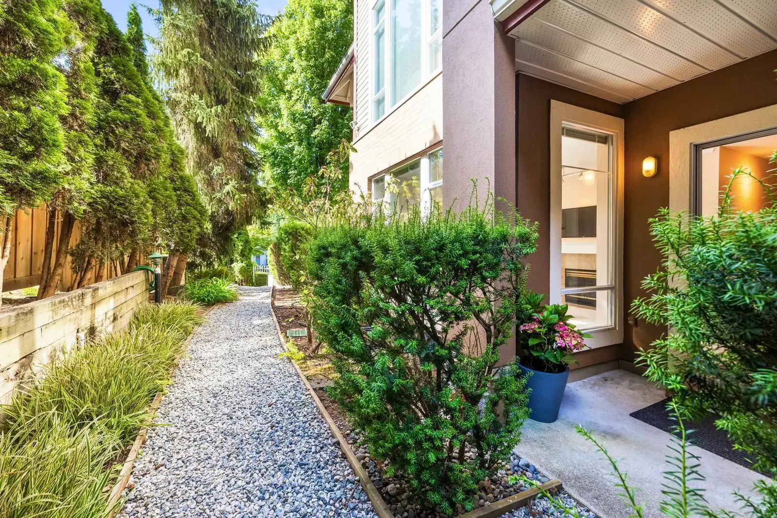 206 678 W QUEENS ROAD, North Vancouver BC V7N 2L3