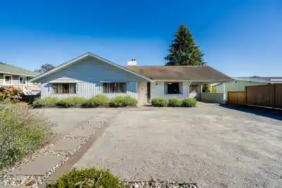 40 E TENTH AVENUE, New Westminster BC V3L 4R5