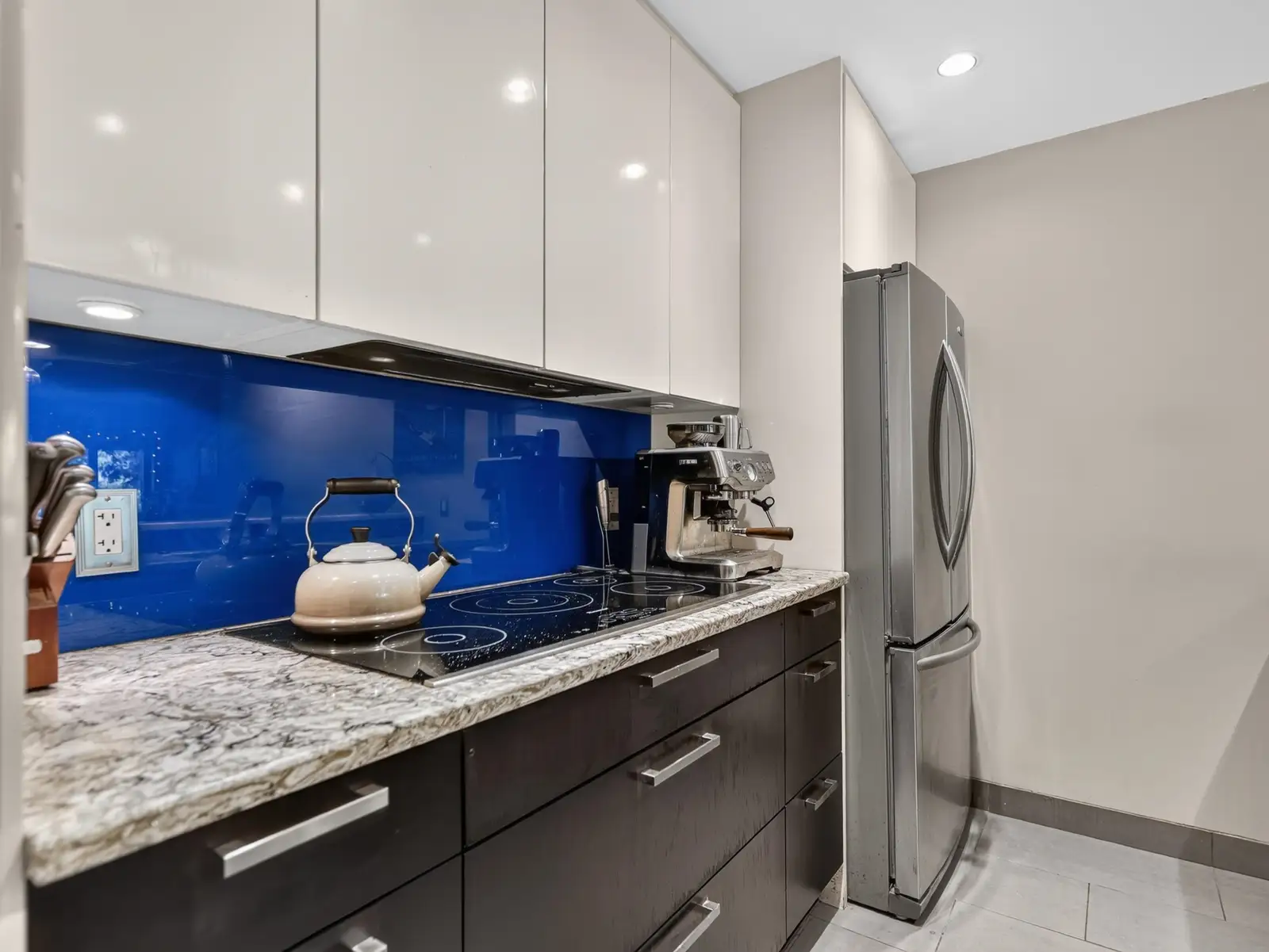 202 936 BUTE STREET, Vancouver BC V6E 1Y8