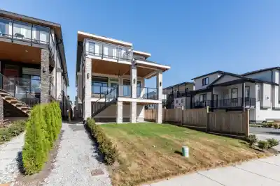 215 MABEL STREET, New Westminster BC V3M 0L1