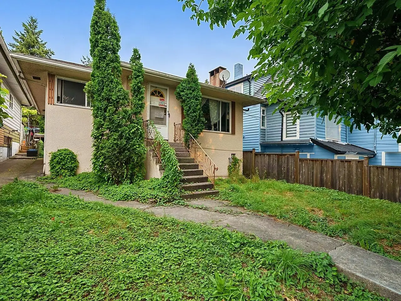 8247 10TH AVENUE, Burnaby BC V3N 2S6