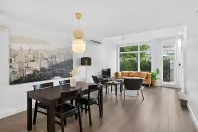 561 W 29TH AVENUE, Vancouver BC V5Z 2H8
