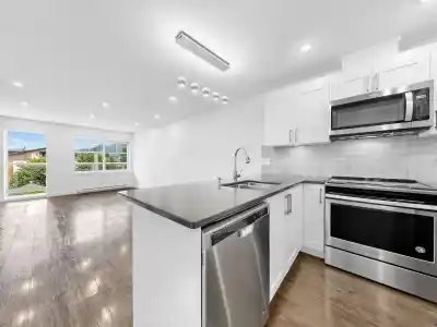 401 1990 WESTMINSTER AVENUE, Port Coquitlam BC V3B 1E8