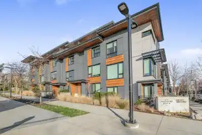 11 528 E 2ND STREET, North Vancouver BC V7L 0G8