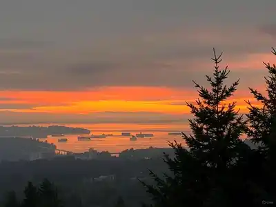 4050 ST. PAULS AVENUE, North Vancouver BC V7N 1T5