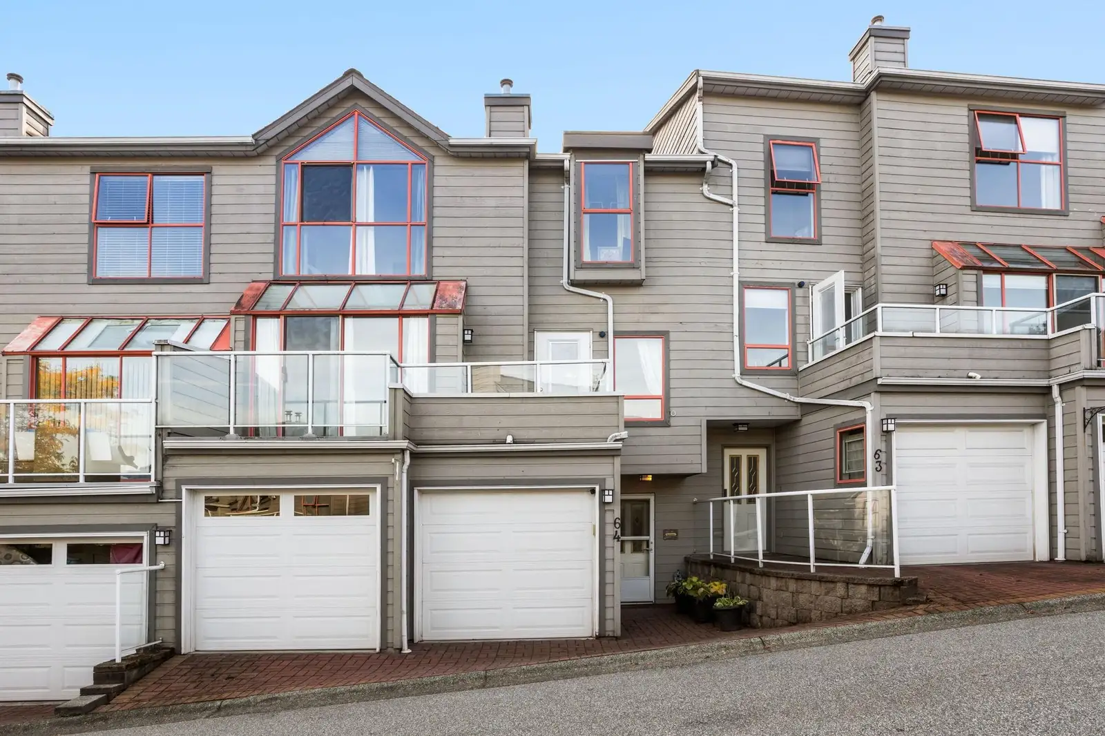 64 323 GOVERNORS COURT, New Westminster BC V3L 5S6