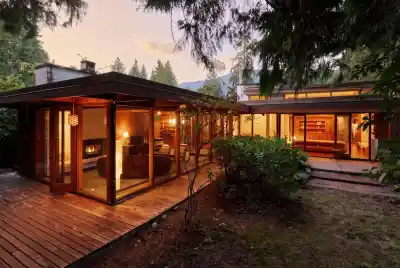 4065 SUNSET BOULEVARD, North Vancouver BC V7R 3Y7