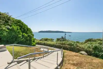 208 2119 BELLEVUE AVENUE, West Vancouver BC V7V 1C2