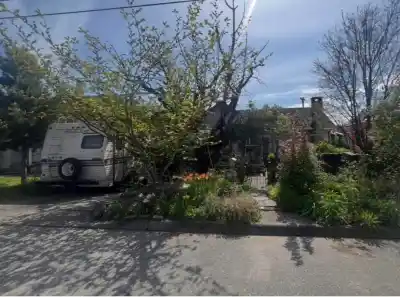 2204 HAMILTON STREET, New Westminster BC V3M 2R1