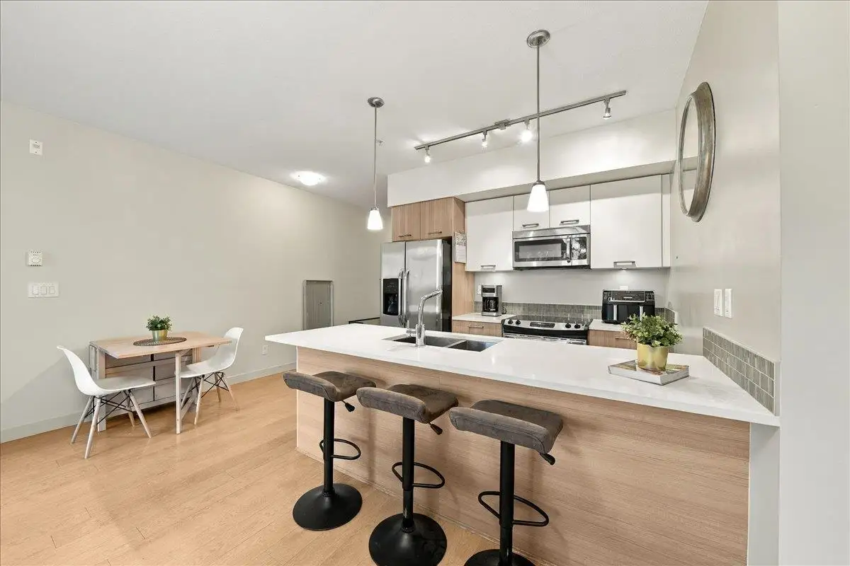 205 2214 KELLY AVENUE, Port Coquitlam BC V3C 0E5
