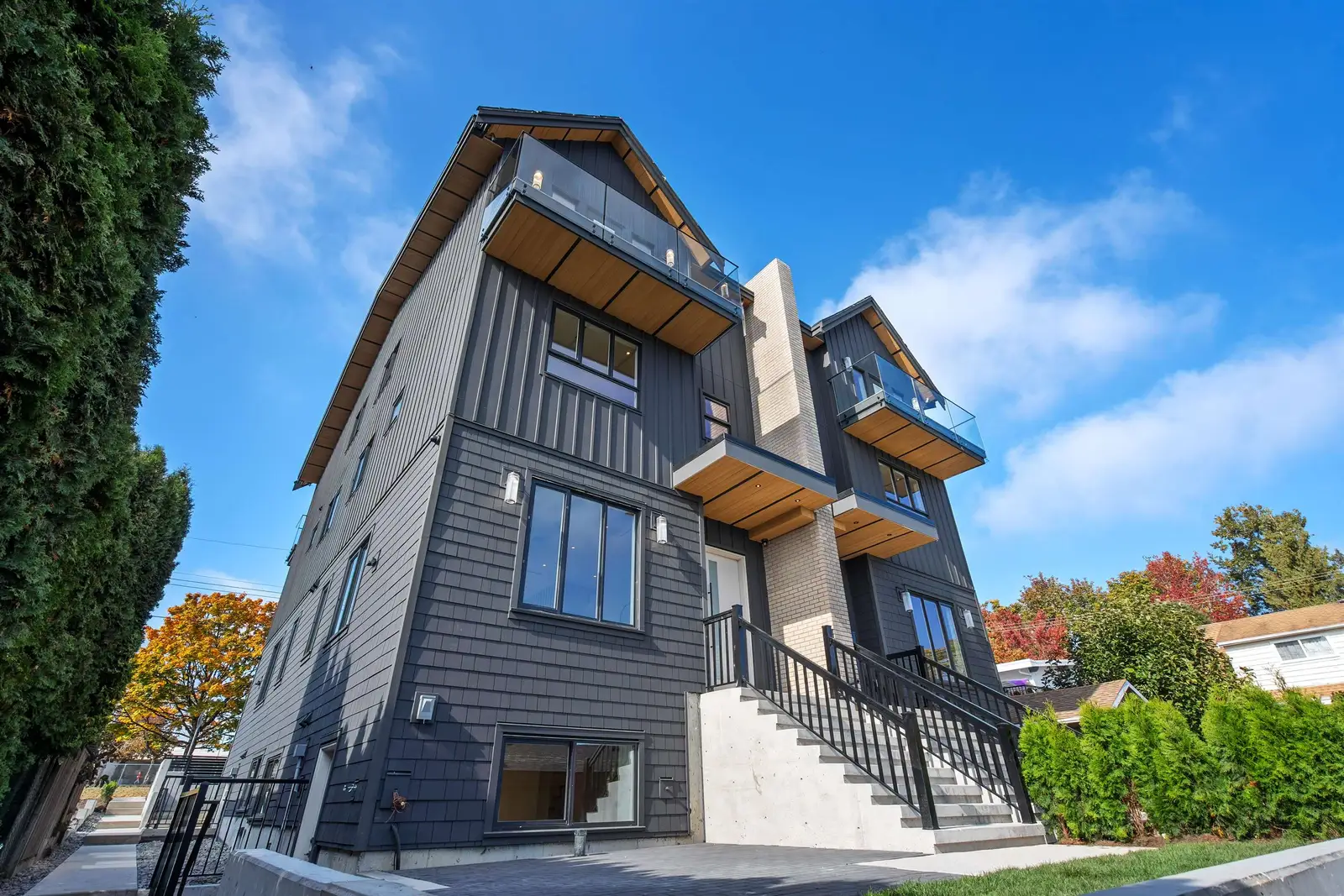 4 1060 STRATFORD AVENUE, Burnaby BC V5B 3X8