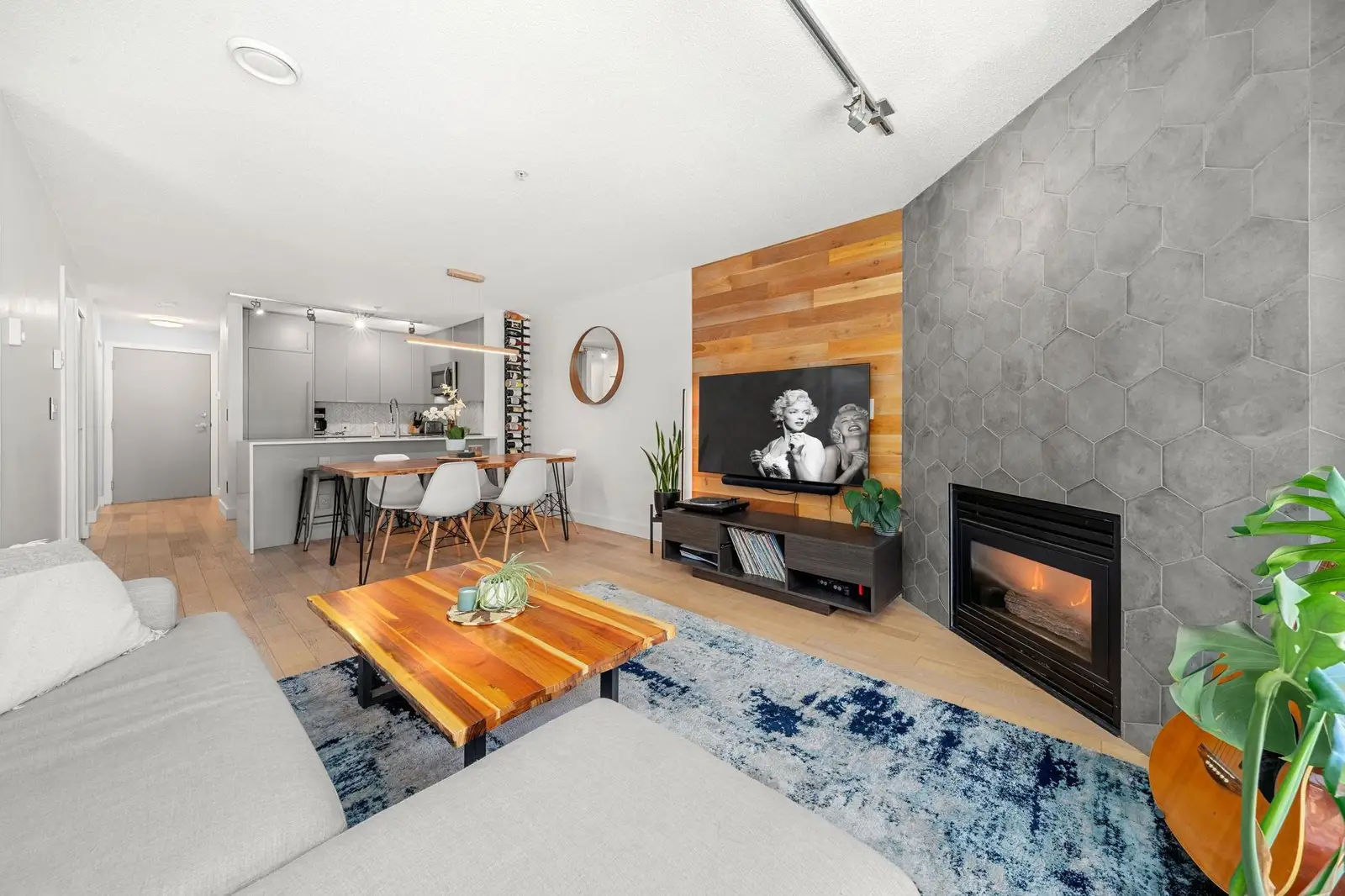 404 124 W 3RD STREET, North Vancouver BC V7M 1E8
