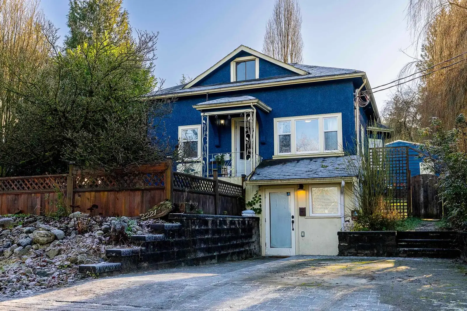 2221 CLARKE STREET, Port Moody BC V3H 1Y6