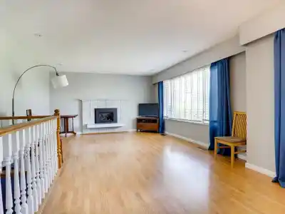 15866 NORTH BLUFF ROAD, White Rock BC V4B 3G7
