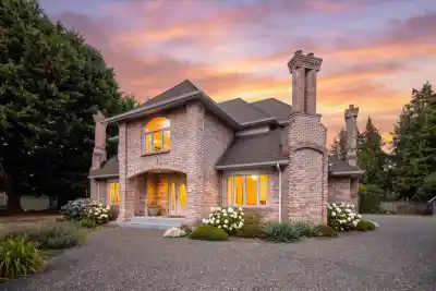 2010 132A STREET, Surrey BC V4A 9K2