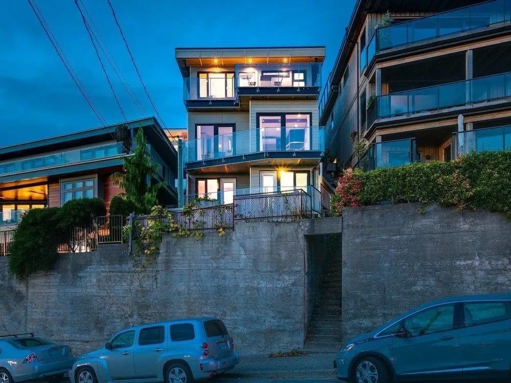15061 VICTORIA AVENUE, White Rock BC V4B 1G4