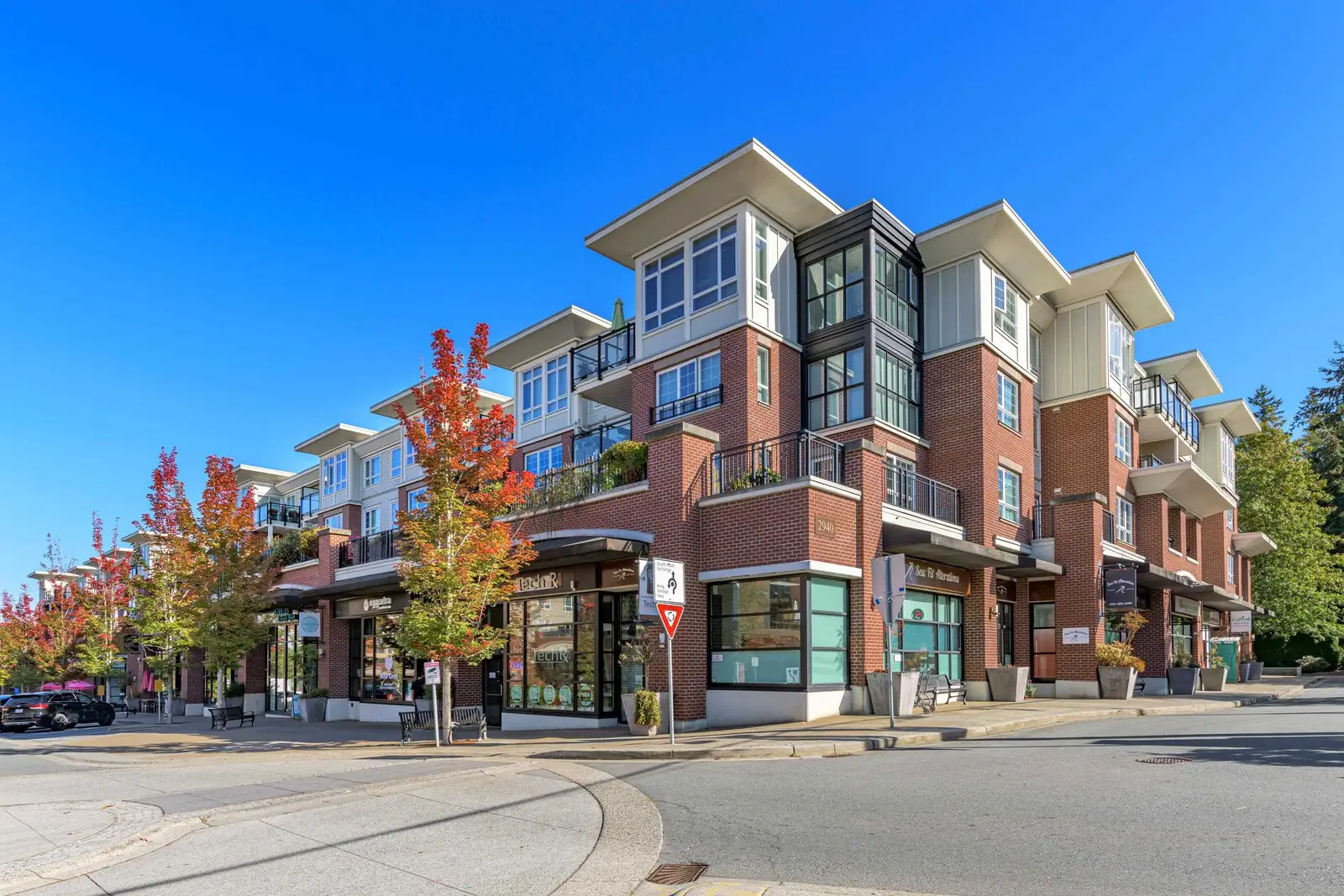 207 2940 KING GEORGE BOULEVARD, Surrey BC V4P 0E4