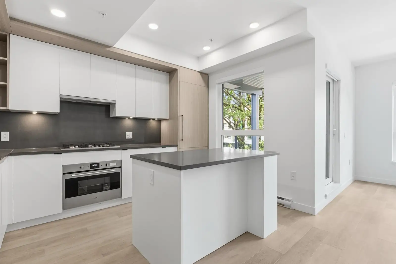 2003 2268 E BROADWAY, Vancouver BC V5N 0L2