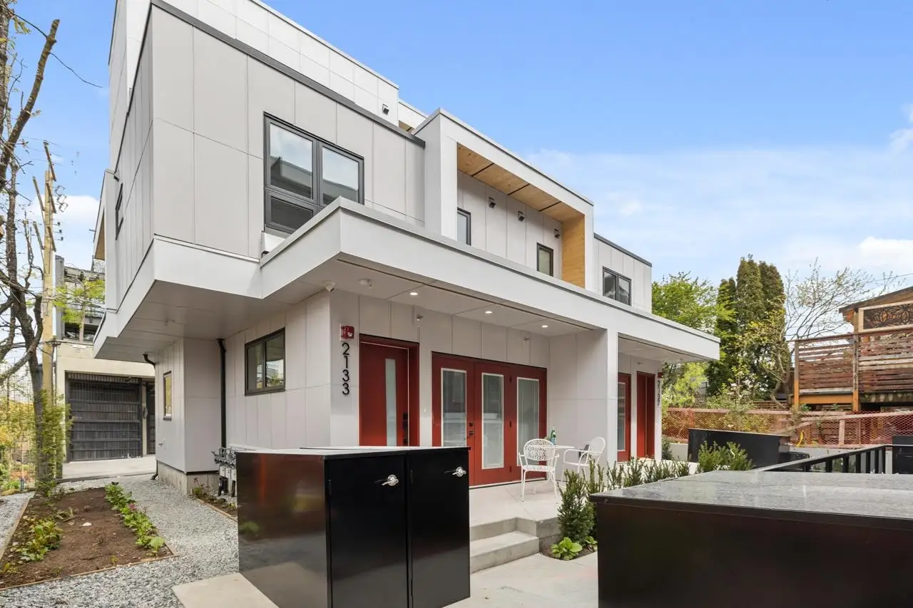 102 2137 E PENDER STREET, Vancouver BC V5L 1X3