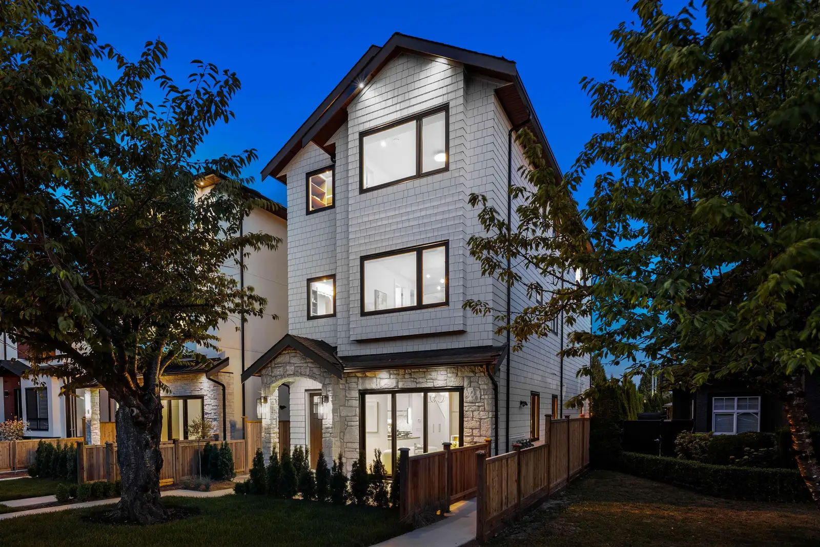 2 6682 NAPIER STREET, Burnaby BC V5B 2C3
